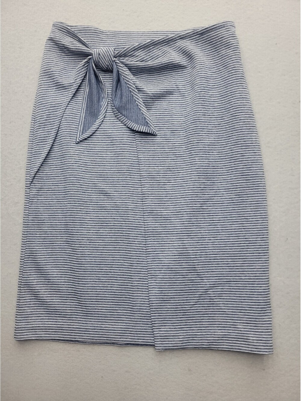 Club Monaco Women's Skirt Size XS Grey/White Straight & Pencil Knit Polyester